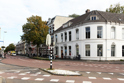 916009 Gezicht op de panden Biltstraat 93 -hoger te Utrecht, met rechts de hoek met de Kruisstraat.